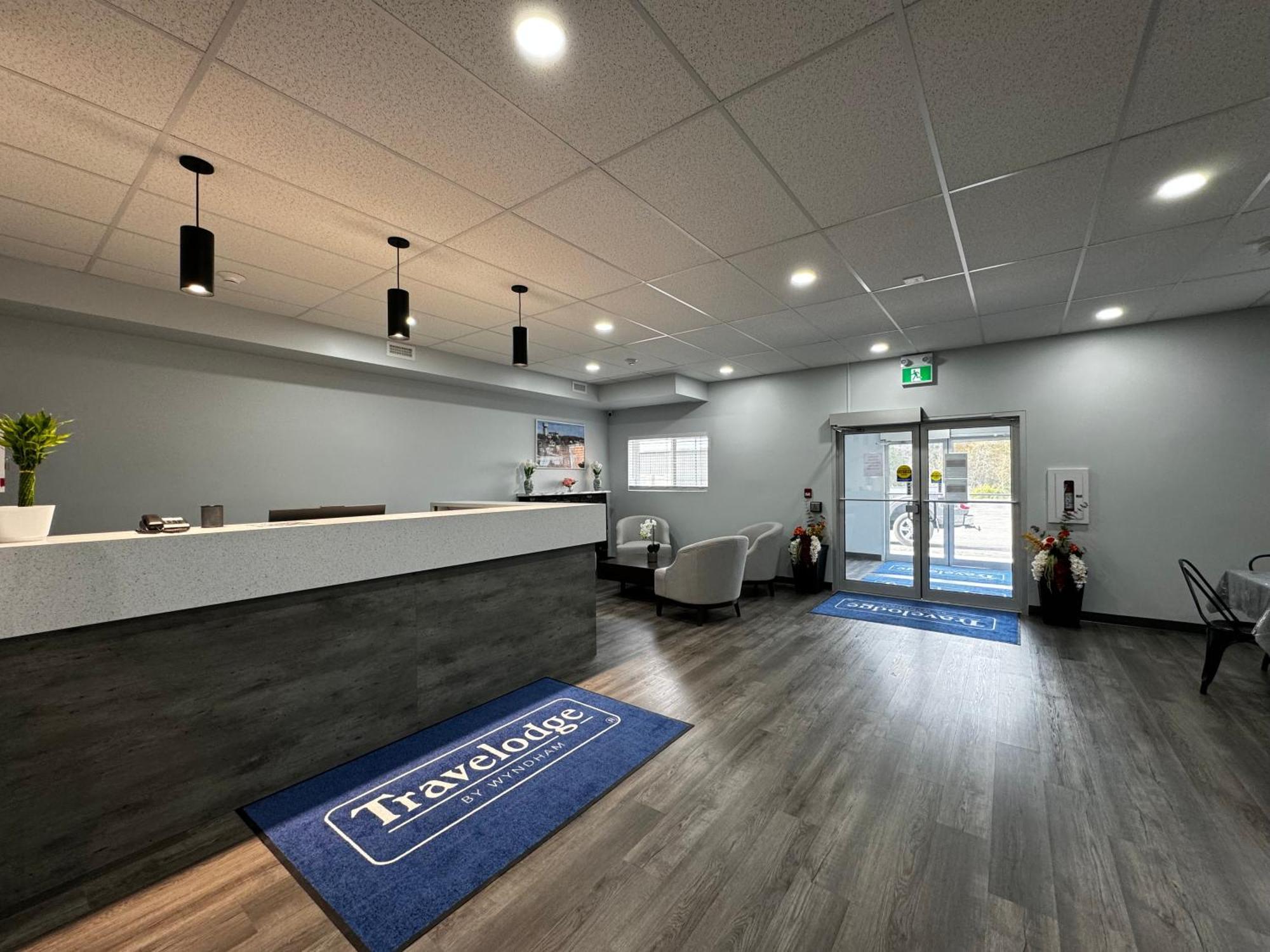 Travelodge By Wyndham Cochrane Eksteriør billede