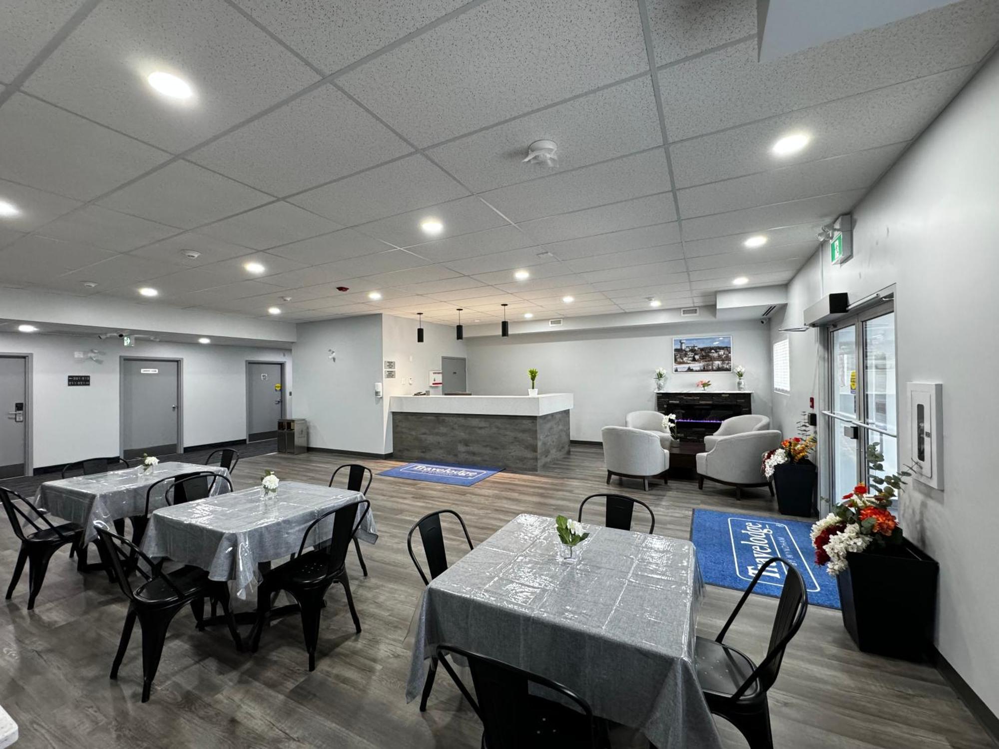 Travelodge By Wyndham Cochrane Eksteriør billede
