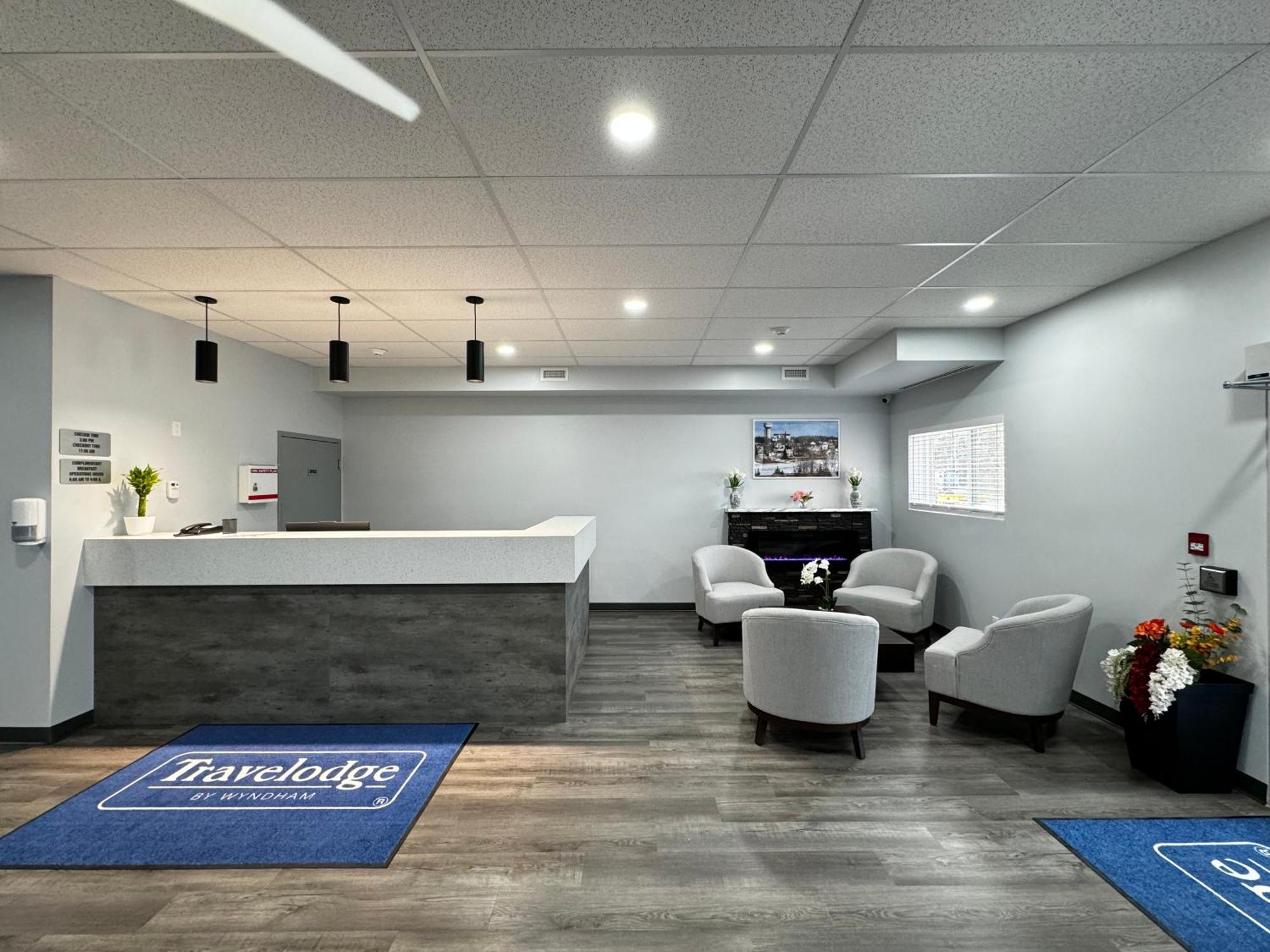 Travelodge By Wyndham Cochrane Eksteriør billede