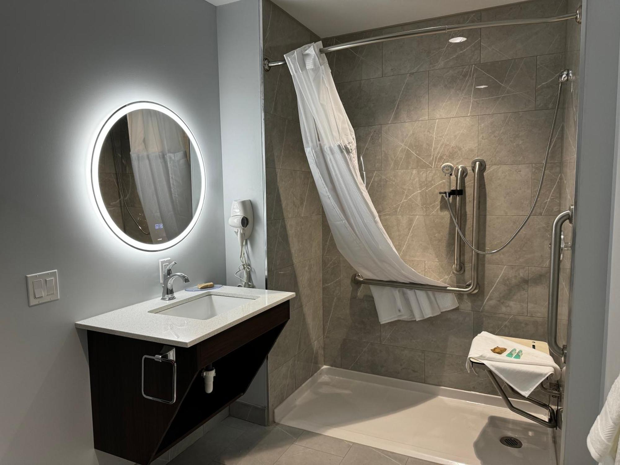 Travelodge By Wyndham Cochrane Eksteriør billede