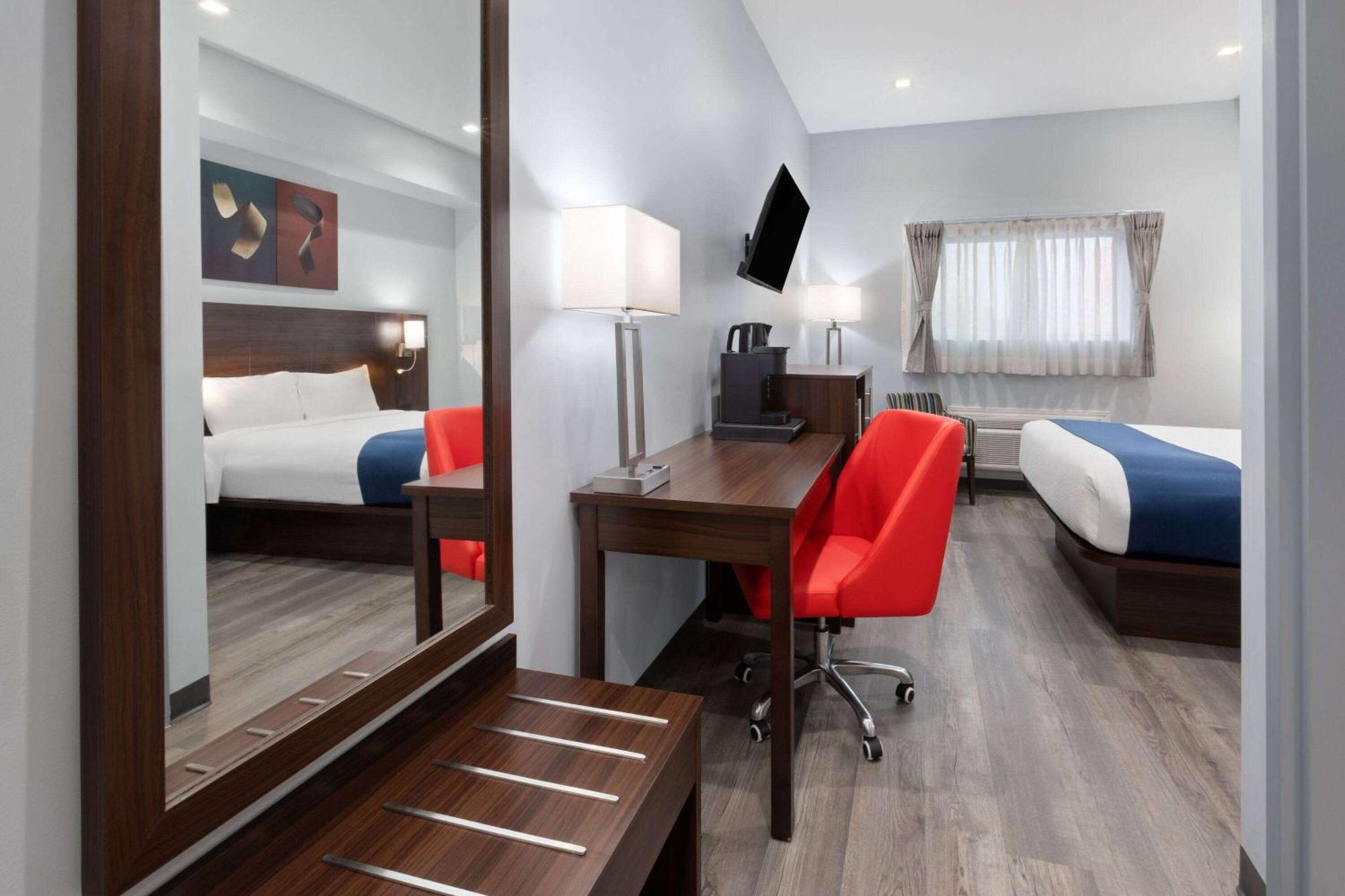 Travelodge By Wyndham Cochrane Eksteriør billede
