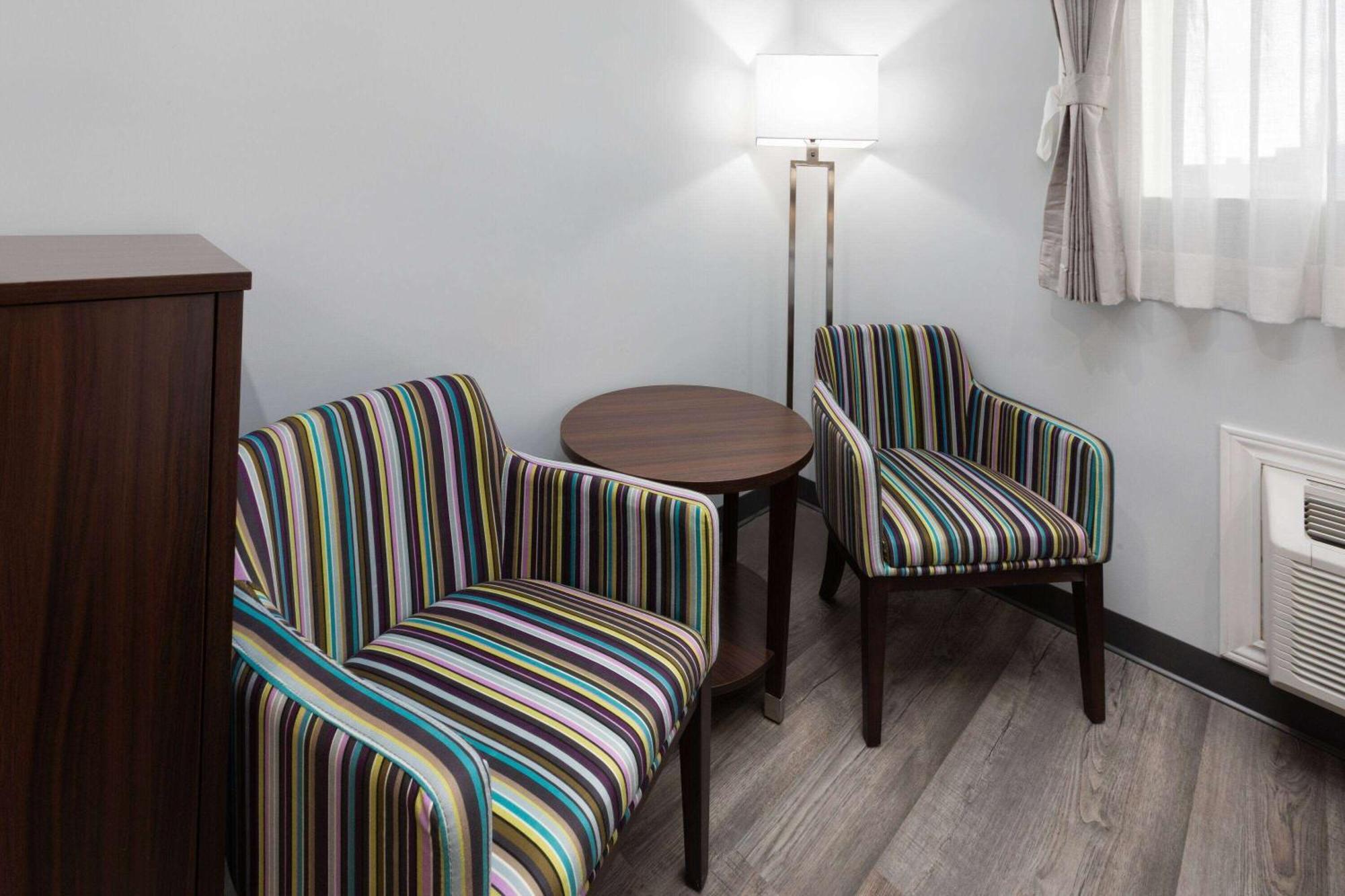 Travelodge By Wyndham Cochrane Eksteriør billede