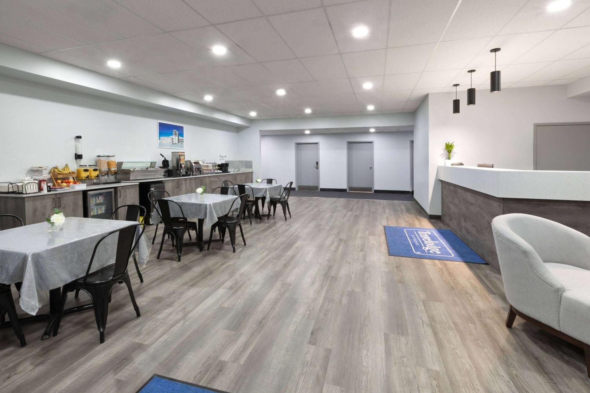 Travelodge By Wyndham Cochrane Eksteriør billede