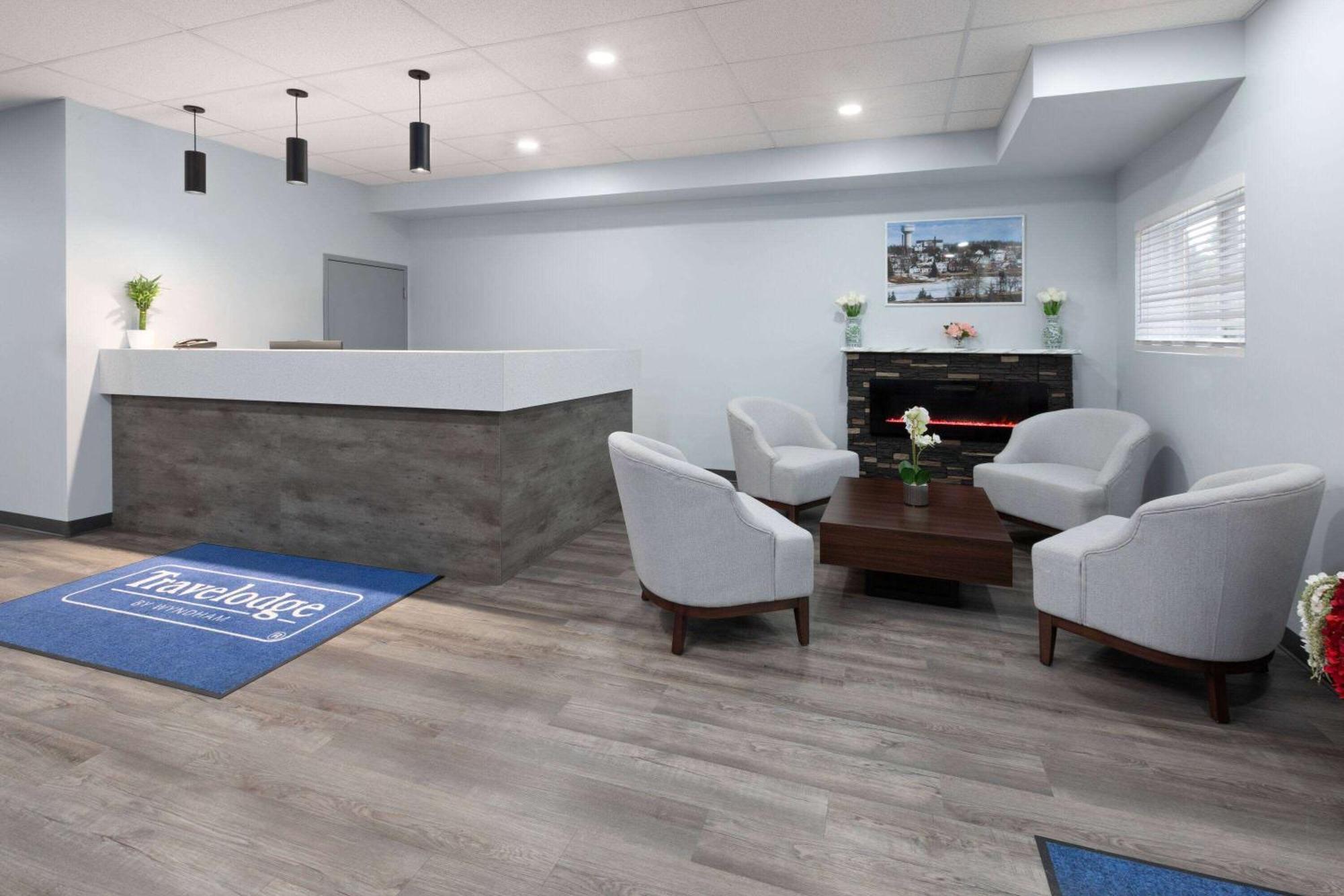 Travelodge By Wyndham Cochrane Eksteriør billede